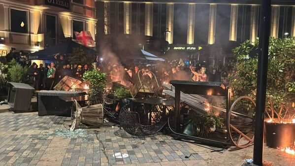 Обстановка остается напряженной – участники митинга не расходятся. - Sputnik Грузия