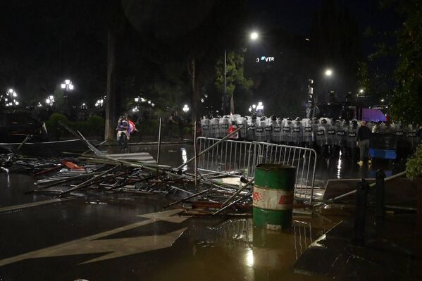 Протестующие временно отступают, но продолжают бросать предметы. - Sputnik Грузия