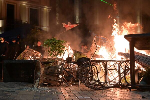 В ход идут стулья и мебель, вынесенные из уличных кафе поблизости. - Sputnik Грузия