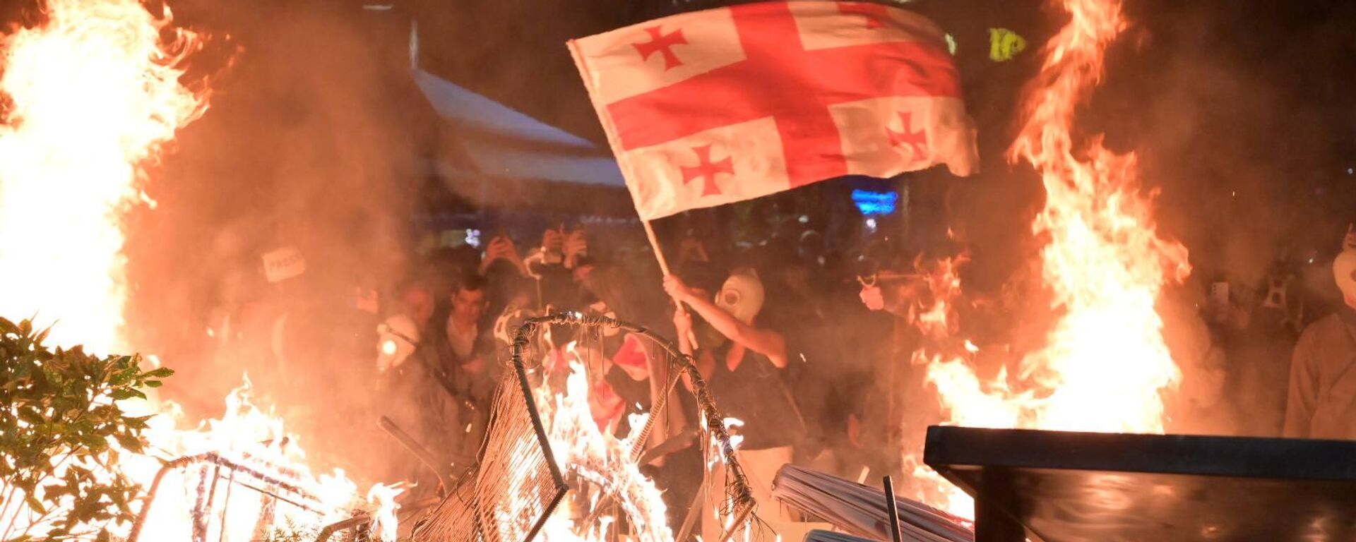 Поджоги. Митинг объединенной оппозиции у администрации президента Грузии 4 октября 2025 года - Sputnik Грузия, 1920, 08.10.2025