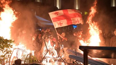 Поджоги. Митинг объединенной оппозиции у администрации президента Грузии 4 октября 2025 года