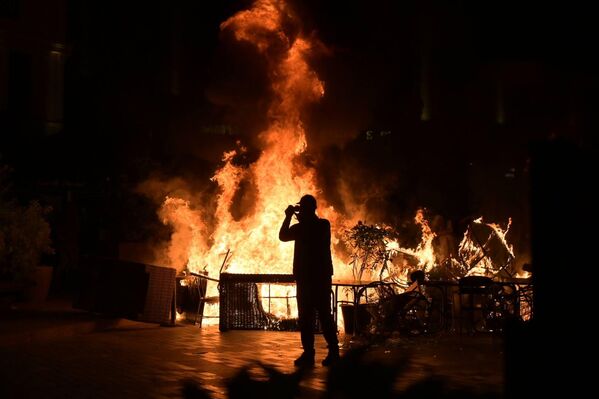 Поджоги. Митинг оппозиции у администрации президента Грузии 4 октября 2025 года. - Sputnik Грузия