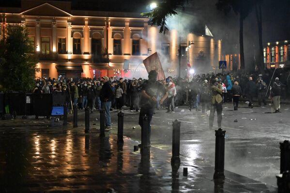 Некоторые оппозиционные лидеры осуждают попытки штурма администрации. - Sputnik Грузия