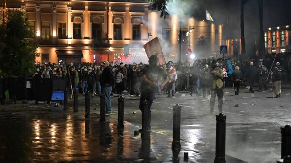 Митинг объединенной оппозиции у администрации президента Грузии 4 октября 2025 года - Sputnik Грузия