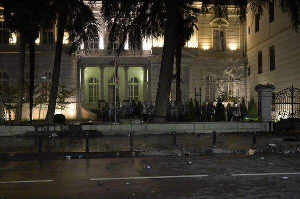 Демонстранты пробили ограждение здания президентской администрации. - Sputnik Грузия