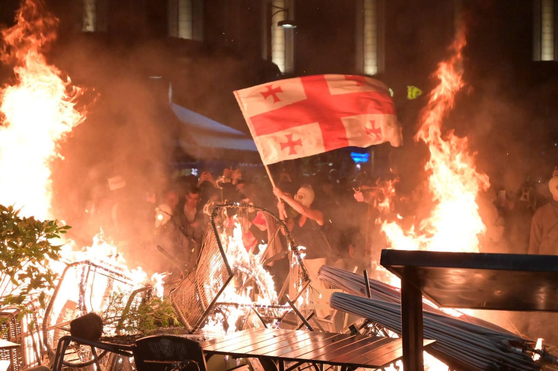 Поджоги. Митинг объединенной оппозиции у администрации президента Грузии 4 октября 2025 года - Sputnik Грузия, 1920, 25.10.2025