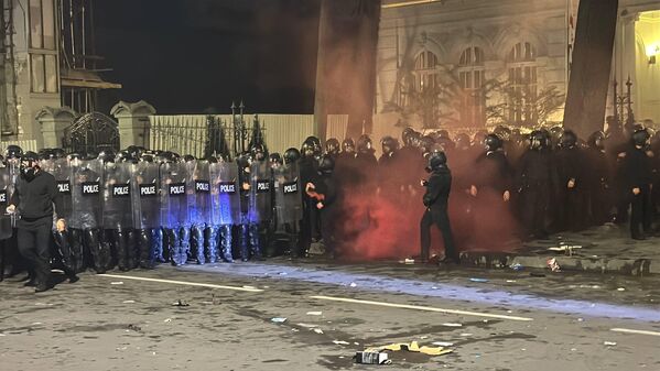 პოლიცია წერტილოვნად იყენებს ცრემლსადენ გაზს. - Sputnik საქართველო