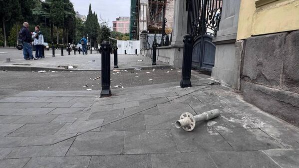 Последствия беспорядков и погромов в центре столицы Грузии - Sputnik Грузия