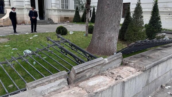 Разрушенное металлическое ограждение остаётся на месте. - Sputnik Грузия