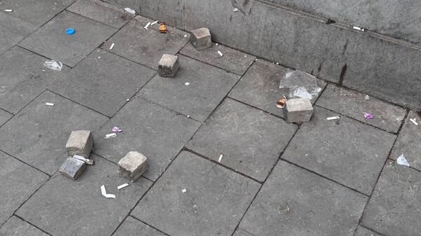 Последствия беспорядков и погромов в центре столицы Грузии - Sputnik Грузия