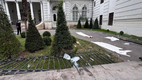 Последствия беспорядков и погромов в центре столицы Грузии - Sputnik Грузия