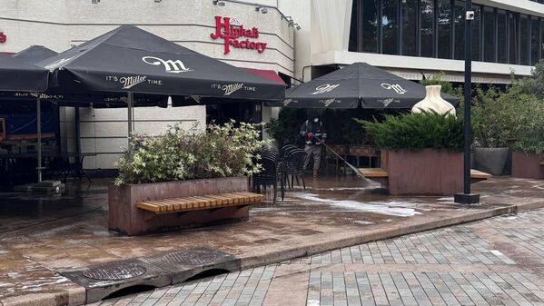 Фасад одного из кафе — накануне отсюда брали мебель для костров. - Sputnik Грузия