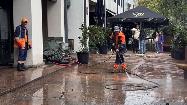 Рабочие моют тротуары от копоти и грязи. - Sputnik Грузия
