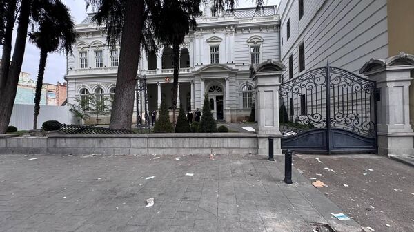 Последствия беспорядков и погромов в центре столицы Грузии - Sputnik Грузия