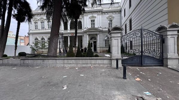 Спокойствие утром контрастирует с ночным хаосом. - Sputnik Грузия