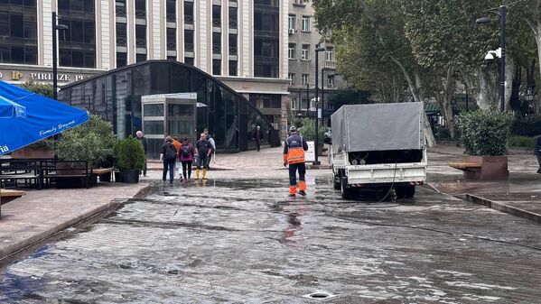 Спецтехника расчищает улицу у президентского дворца. - Sputnik Грузия