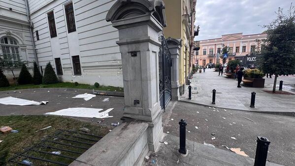 Последствия беспорядков и погромов в центре столицы Грузии - Sputnik Грузия