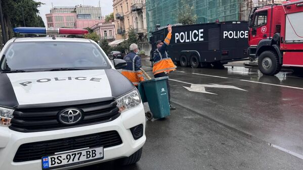 Коммунальные службы собирают мусор после ночных беспорядков. - Sputnik Грузия