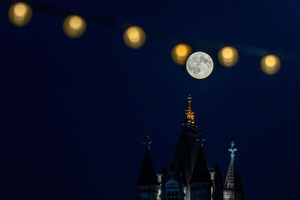 Суперлуние над Тауэрским мостом. - Sputnik Грузия