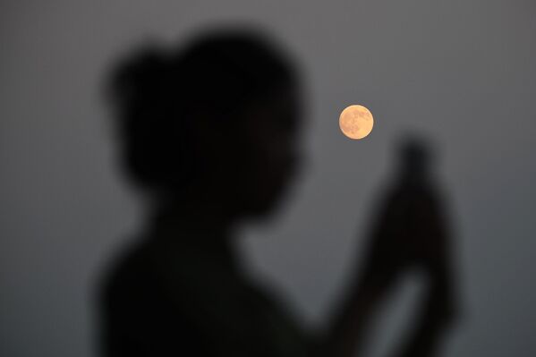 Луна освещает ночное небо во время Праздника середины осени 6 октября 2025 года в Ханчжоу, провинция Чжэцзян, Китай. - Sputnik Грузия