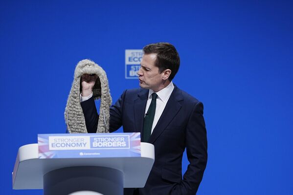 Теневой министр юстиции Великобритании Роберт Дженрик произносит речь во время конференции Консервативной партии в Манчестере. - Sputnik Грузия