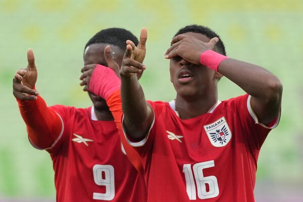 Панамец Кевин Уолдер с товарищем празднует победу после того, как забил первый гол своей команды в ворота Южной Кореи. - Sputnik Грузия