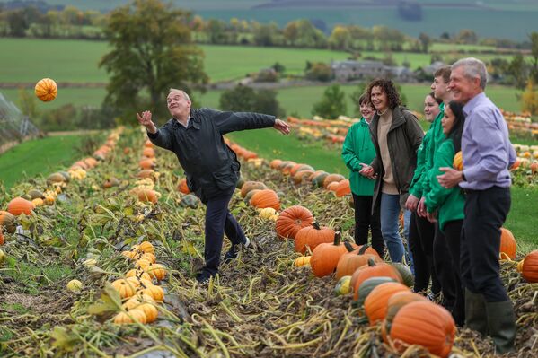 Лидер либеральных демократов Эд Дэйви собирает тыквы на фруктовой ферме Кэрни в Шотландии. - Sputnik Грузия