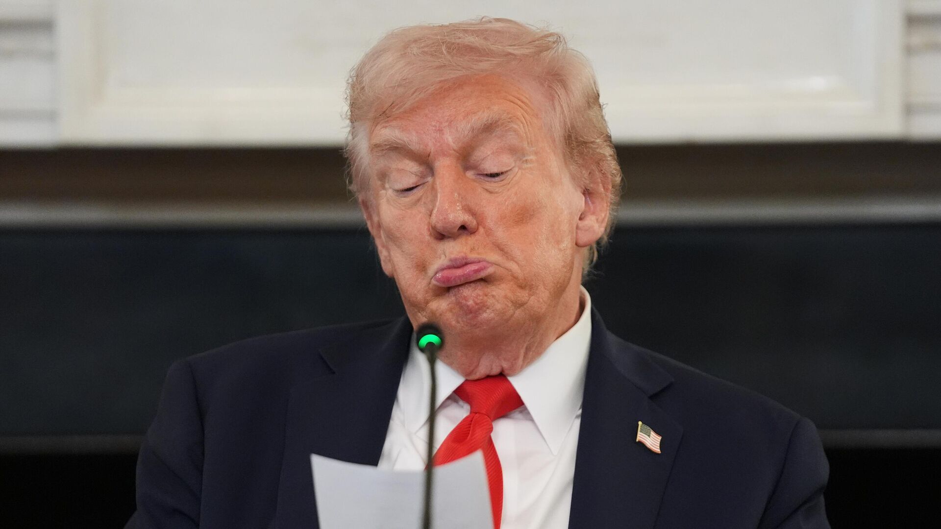 Президент США Дональд Трамп читает записку, переданную ему госсекретарем Марко Рубио во время круглого стола по борьбе с экстремизмом, в государственной столовой Белого дома - Sputnik Грузия, 1920, 03.01.2026