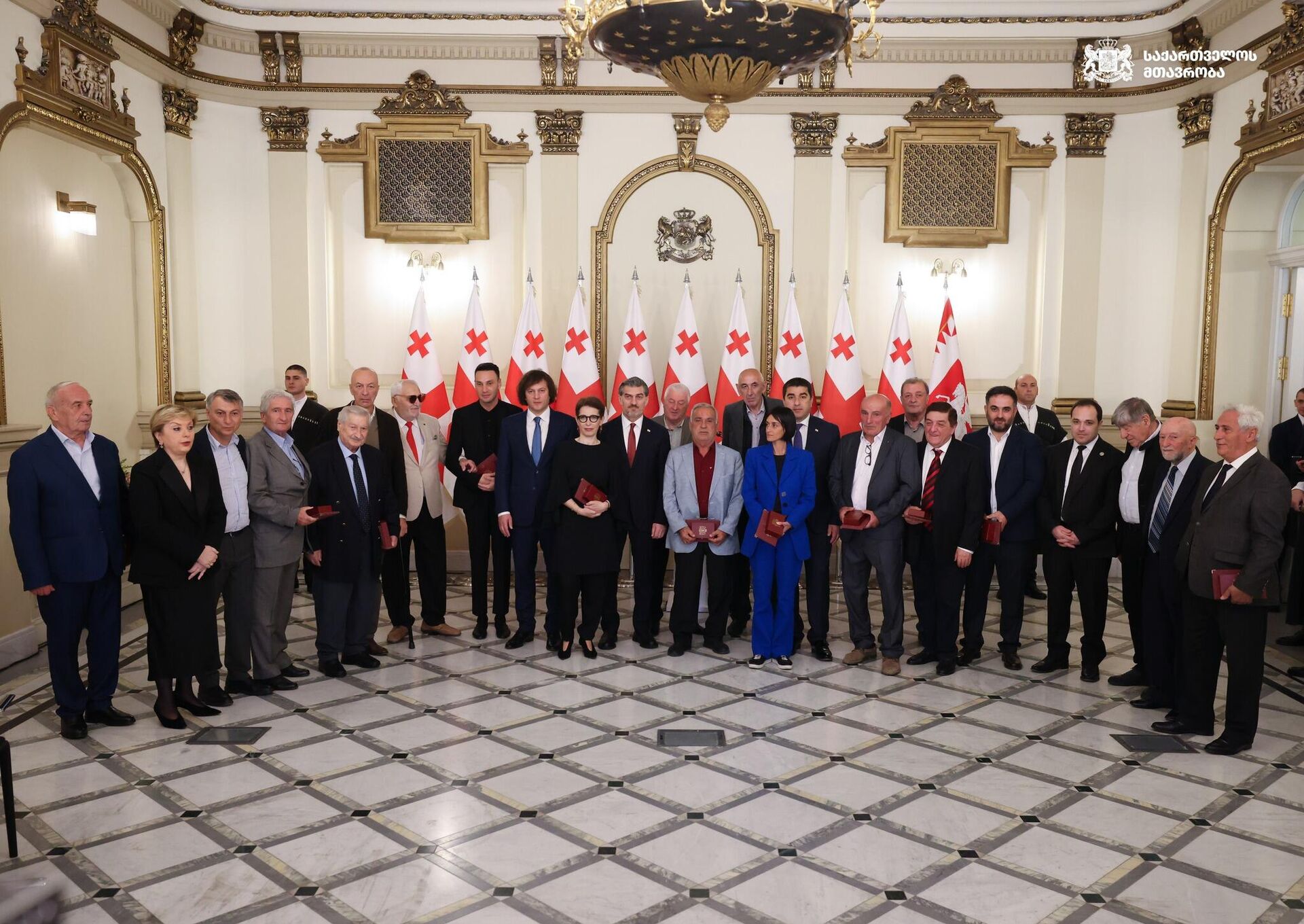 Президент Грузии Михаил Кавелашвили наградил 26 представителей сферы культуры орденами Чести и Сияния за особый вклад в развитие культуры - Sputnik Грузия, 1920, 11.10.2025