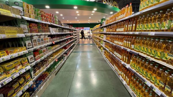 Сколько надо зарабатывать в Грузии, чтобы нормально питаться? - видео - Sputnik Грузия