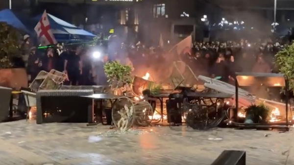 Как оппозиция возводила и поджигала баррикады в центре Тбилиси - видео - Sputnik Грузия