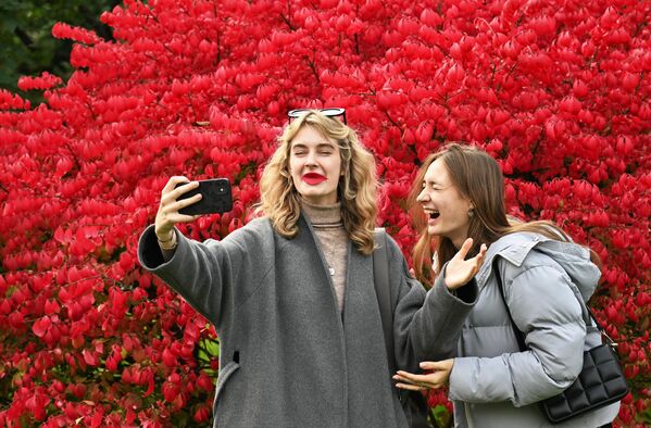 Девушки делают селфи в Александровском саду в Москве, Россия - Sputnik Грузия