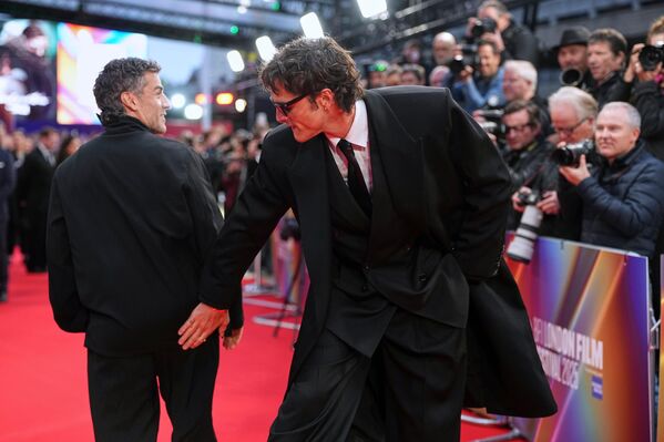 Оскар Айзек и Джейкоб Элорди позируют фотографам по прибытии на премьеру фильма &quot;Франкенштейн&quot; во время Лондонского кинофестиваля в Великобритании. - Sputnik Грузия