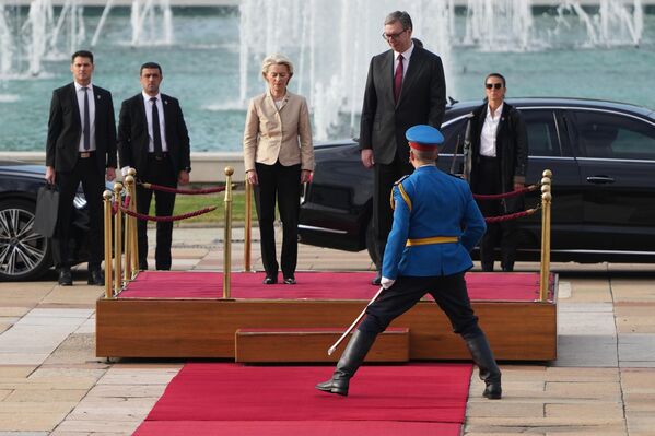 Председатель Европейской комиссии Урсула фон дер Ляйен обходит строй почетного караула вместе с президентом Сербии Александром Вучичем в Белграде. - Sputnik Грузия