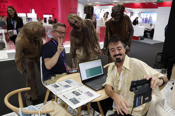 Зрители общаются с болельщиками и гостями на стенде AMCN на выставке MIPCOM 2025 в Каннах. - Sputnik Грузия