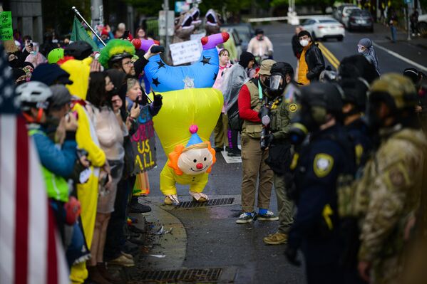 Столкновения федеральных агентов с протестующими против иммиграционного и таможенного контроля в США. - Sputnik Грузия