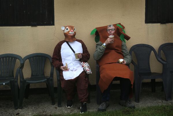 Болельщики, одетые в костюмы белки и дерева, решили отдохнуть на чемпионате мира по конкеру, Великобритания. - Sputnik Грузия