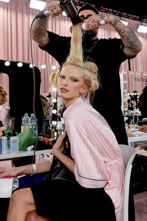 Модель перед показом коллекции Victoria's Secret в Нью-Йорке. - Sputnik Грузия