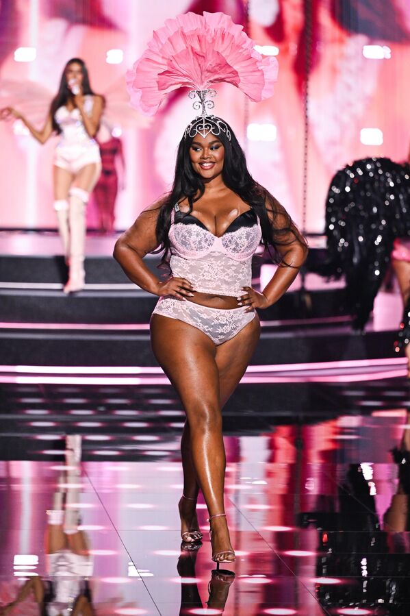 Модель во время показа коллекции Victoria's Secret в Нью-Йорке. - Sputnik Грузия