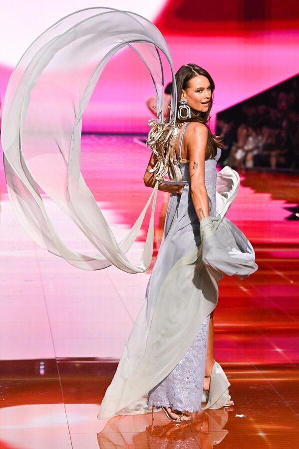 Модель во время показа коллекции Victoria's Secret в Нью-Йорке. - Sputnik Грузия