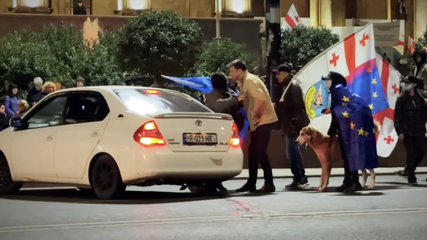 Как активисты оппозиции не пропускают машины по проспекту Руставели - видео - Sputnik Грузия