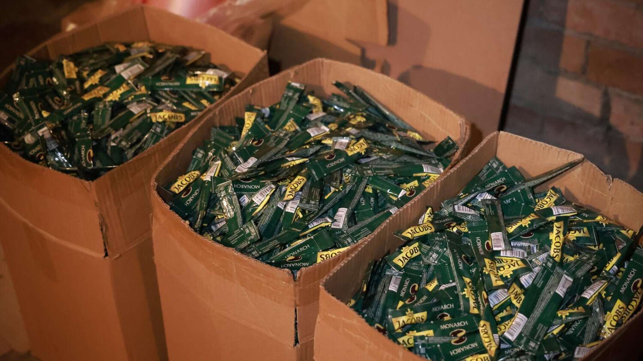 Raffaello და Jacobs Monarch: თბილისში კუსტარულ საწარმოში ყავასა და ტკბილეულს ამზადებდნენ