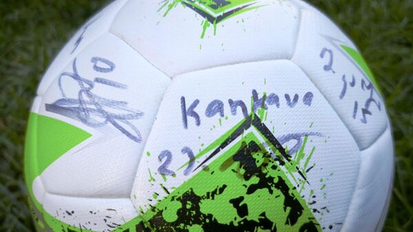 Мяч с автографами легенд Динамо Тбилиси для белорусской школы   - Sputnik Грузия