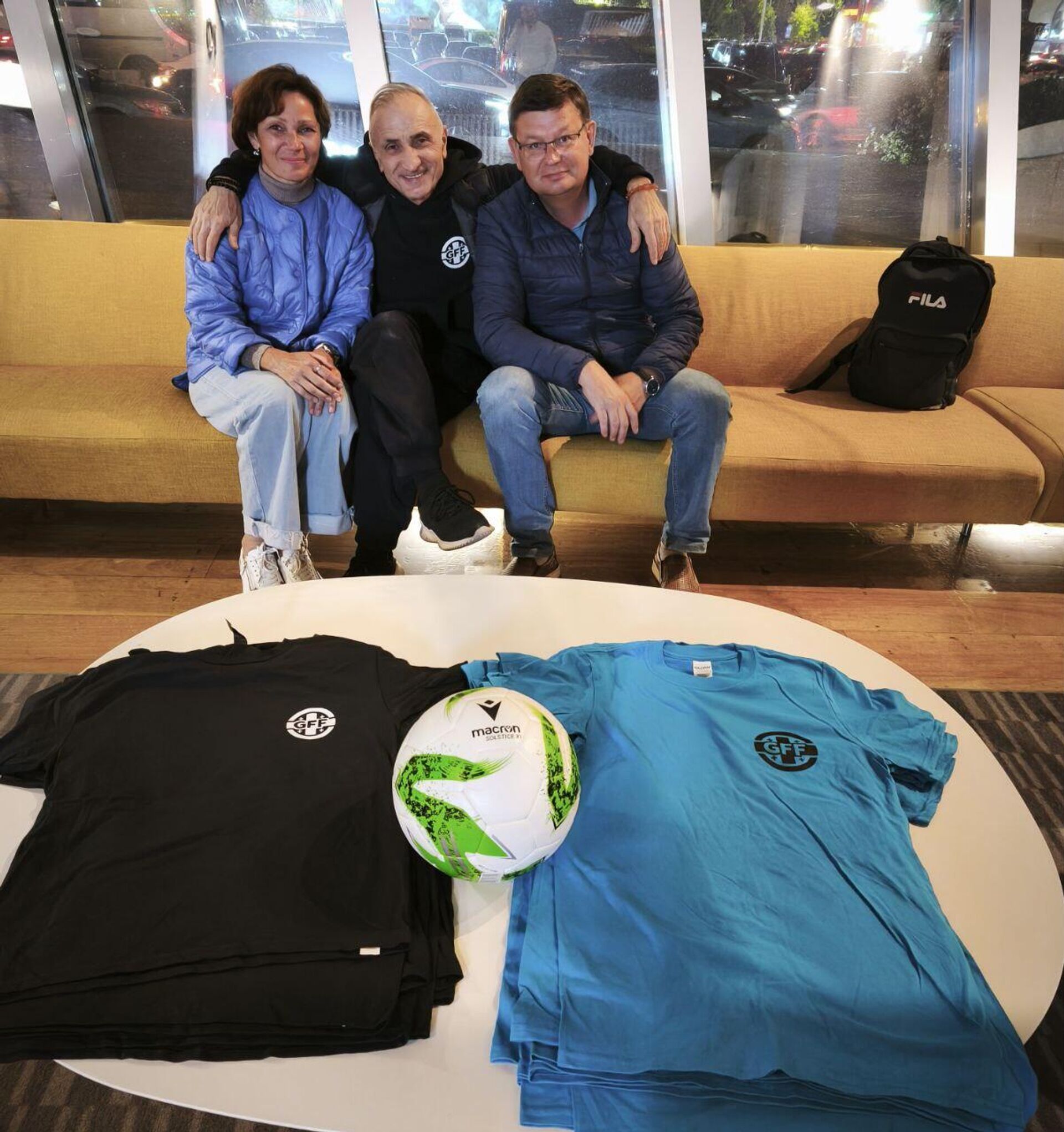 В центре: представитель ФФГ Мамука Кварацхелия  с белорусским журналистом - Sputnik Грузия, 1920, 21.10.2025