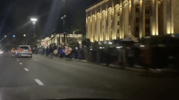 Активисты оппозиции продолжают протестовать у здания парламента Грузии - видео - Sputnik საქართველო