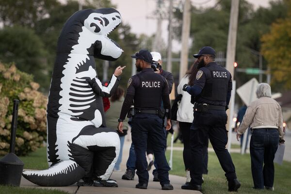 Полиция разгоняет демонстрантов в Бродвью, штат Иллинойс. Полиция разгоняет демонстрантов в Бродвью, штат Иллинойс. - Sputnik Грузия