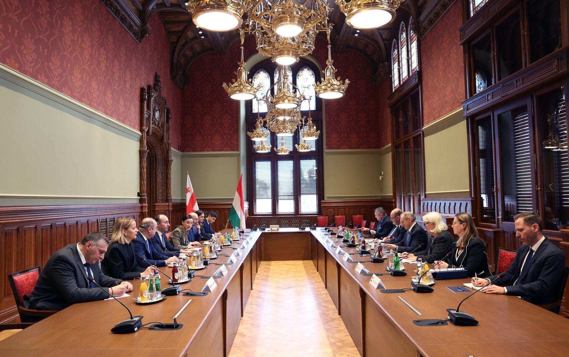 Министр внутренних дел Грузии Гела (Гека) Геладзе на встрече со своим венгерским коллегой Шандором Пинтером в Будапеште - Sputnik საქართველო, 1920, 28.10.2025