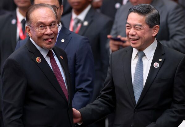 Премьер-министр Малайзии Анвар Ибрагим выступил с речью во время 28-го саммита АСЕАН-Япония в Куала-Лумпуре. - Sputnik Грузия