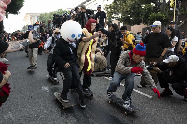 Скейтеры катаются по склону во время мероприятия по скейтбордингу Halloween Hellbomb в США. - Sputnik Грузия