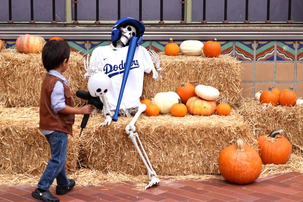 Трехлетний Майло Фариас навещает скелета-доджера на 6-ом ежегодном фестивале Boonion Station, посвященном Хэллоуину. - Sputnik Грузия